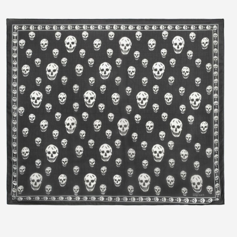 Alexander McQueen Women's Classic Silk Skull Scarf in Black -NWOT